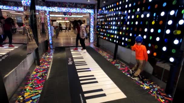Büyük kat piyano ile eğleniyor Macys içinde alıcılar Manhattan adlı depolamak — Stok video