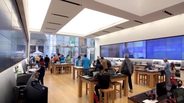 Wnętrze sklepu Microsoft na 5th Avenue na Manhattanie — Wideo stockowe