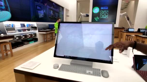 Presentación de las características de Microsoft Surface Studio en la tienda de la compañía — Vídeos de Stock