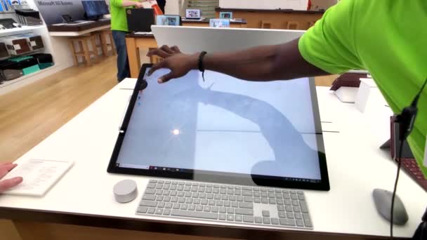 Jellegét meghatározza-ból Microsoft Surface stúdió a cégek boltban bemutatása — Stock videók