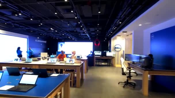 Microsoft tienda interior en la 5ª avenida en Manhattan — Vídeo de stock