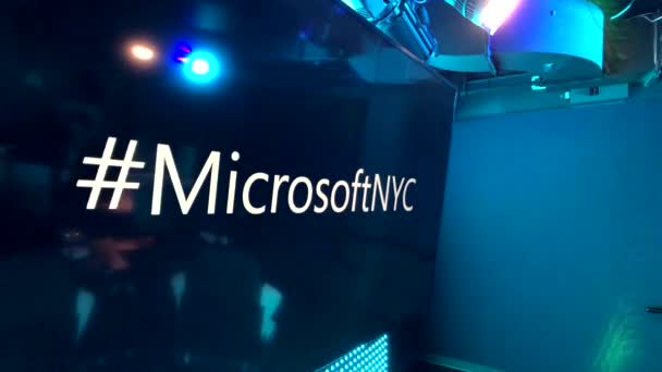 Microsoft-Firmenlogo auf einem Bildschirm — Stockvideo