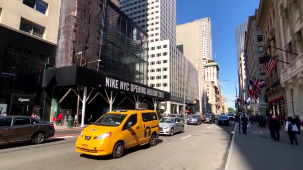 La vida de la ciudad en Manhattan durante el día — Vídeos de Stock