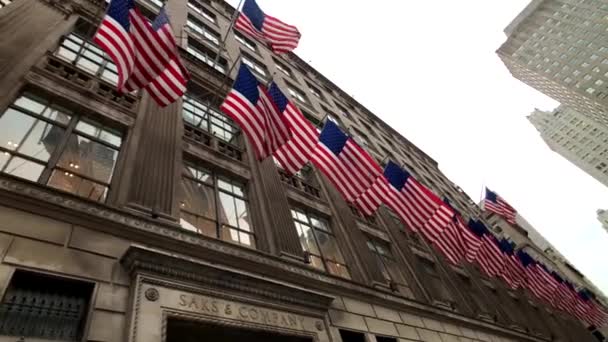 Nationale vlaggen op gebouwen in het centrum van Manhattan — Stockvideo