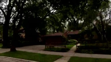 Bir araba pahalı konut alanında Illinois aracılığıyla