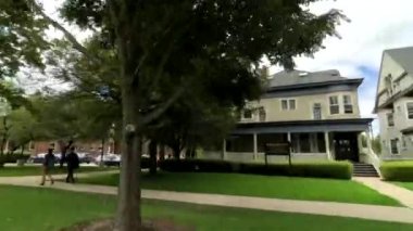 Bir araba pahalı konut alanında Illinois aracılığıyla