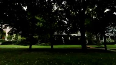 Bir araba pahalı konut alanında Illinois aracılığıyla