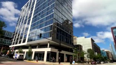 Chicago, Amerika Birleşik Devletleri - 16 Eylül 2018: bir araba ile şehir mimarisi, şehir hayatının gözlemleyerek gün zamanda sürüş