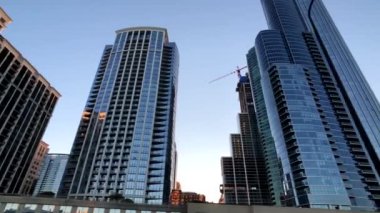 Bir şehir aracılığıyla gün zaman, Mimarlık, şehir hayatının gözlemleyerek araba