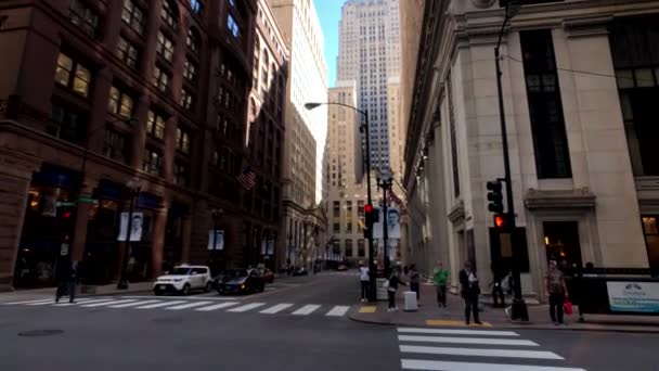 Panorama del centro de la ciudad durante el día, observando la arquitectura, la vida de la ciudad — Vídeos de Stock
