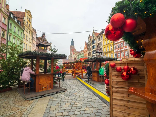 Mensen wonen kerstmarkt in de oude stad — Stockfoto