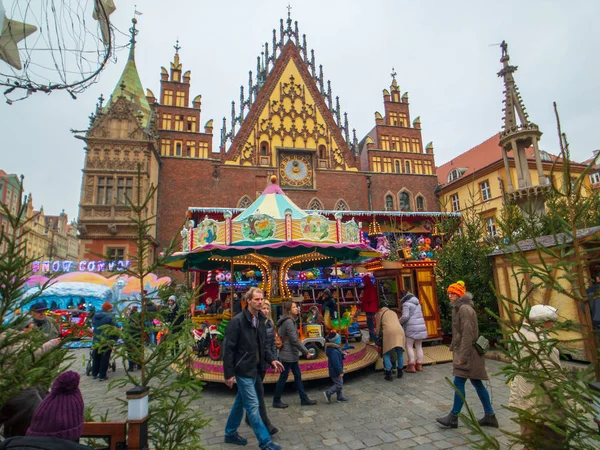 Люди посещают рождественский рынок в старом городе — стоковое фото