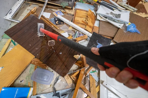 Vorschlaghammer zerstört Möbel aus nächster Nähe — Stockfoto