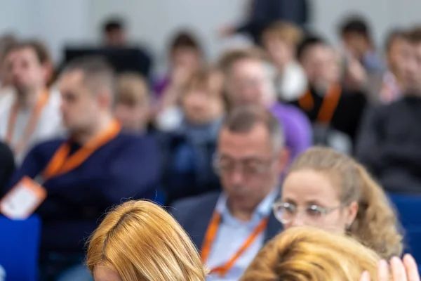 Ludzie uczestniczyć w konferencji biznesowych w sali kongresowej — Zdjęcie stockowe
