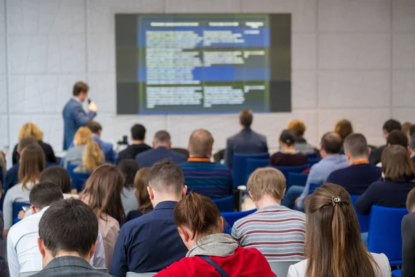 Menschen besuchen Business-Konferenz in Kongresshalle — Stockfoto