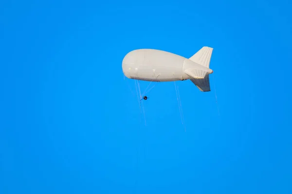 Airship flies in the blue sky — Stock Photo, Image