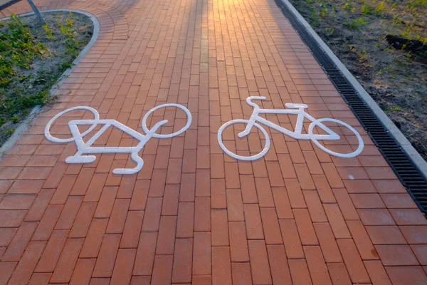Egy kerékpár sáv, az útszakaszon jelek — Stock Fotó
