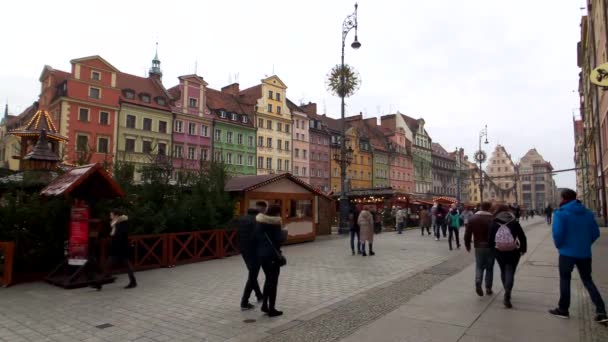 Noel pazarı Eski şehirde insanlar katılmak — Stok video