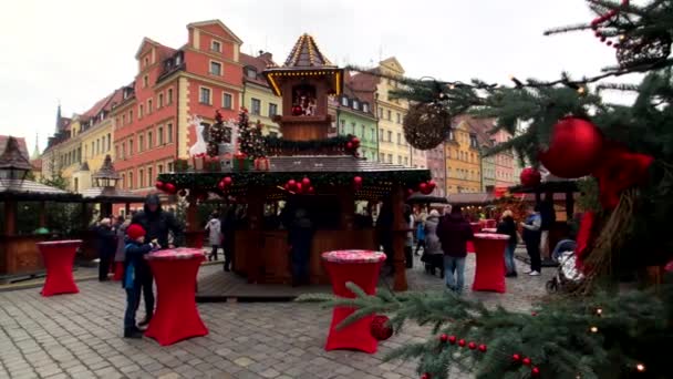 Люди посещают рождественский рынок в старом городе — стоковое видео