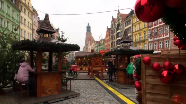 La gente frequenta il mercatino di Natale nella città vecchia — Video Stock