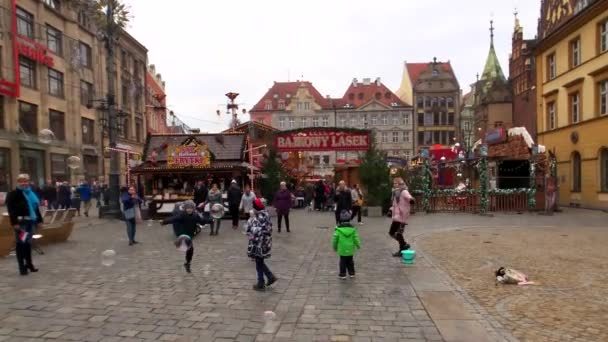 La gente asiste al mercado de Navidad en la ciudad vieja — Vídeo de stock