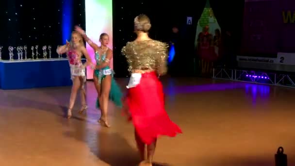 Moskva Rusko Března 2018 Dívky Nosí Barevný Šaty Zúčastnit Taneční — Stock video