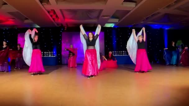 Le ragazze che indossano abiti colorati partecipano a competizioni di danza — Video Stock