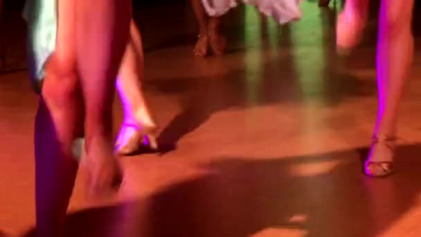 Mujeres piernas en zapatos hermosos están bailando — Vídeo de stock