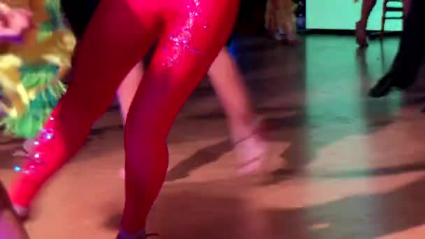 Mujeres piernas en zapatos hermosos están bailando — Vídeos de Stock