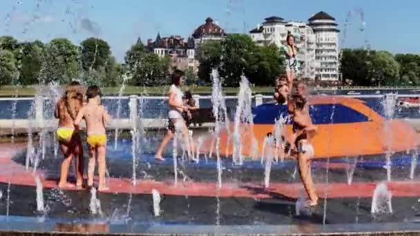 炎热的天气里, 孩子们在喷泉里玩水 — 图库视频影像