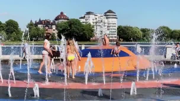 Дети играют с водой в фонтане в жаркий день — стоковое видео