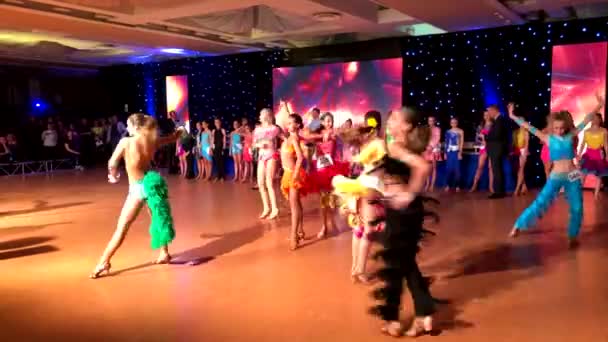 Chicas con vestidos coloridos participan en concursos de baile — Vídeo de stock