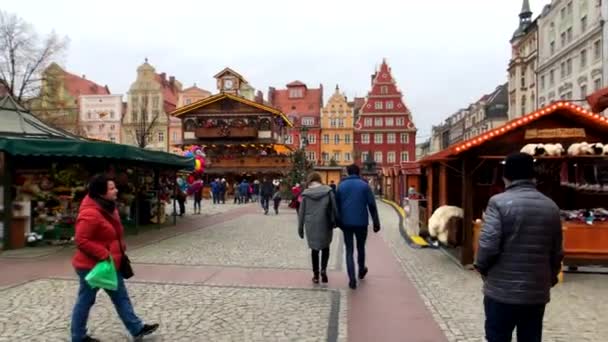 Noel pazarı Eski şehirde insanlar katılmak — Stok video