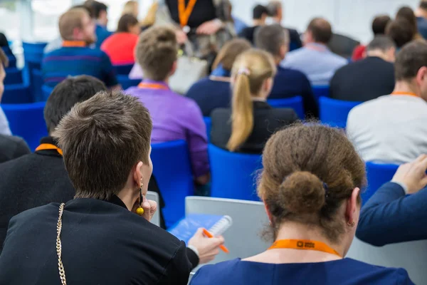 İnsanlar iş konferans Kongre salonunda katılmak
