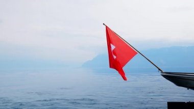İsviçre bayrağı bir teknede uçar