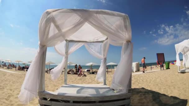 La gente está tomando el sol en la playa renovada en el día soleado — Vídeos de Stock
