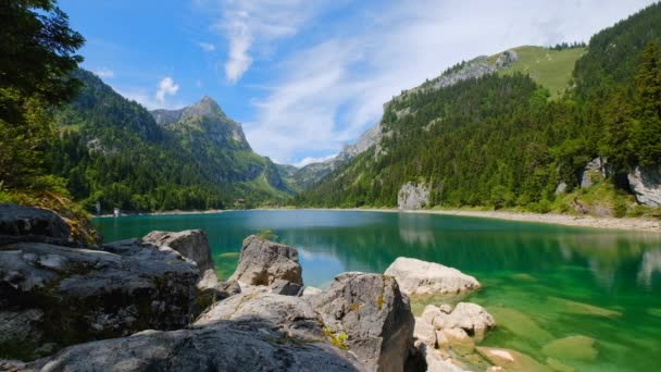 Belo lago de montanha paisagem de verão — Vídeo de Stock