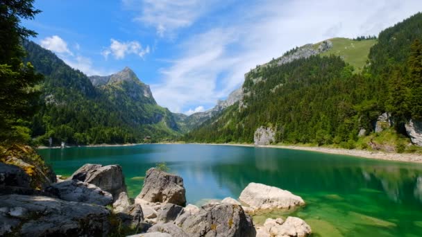 Hermoso paisaje de verano lago de montaña — Vídeos de Stock