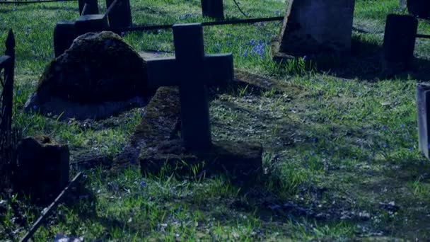 Cruces y tumbas en el antiguo cementerio — Vídeo de stock