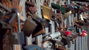 Köprü çit üzerinde kilitleri