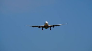 Delta Hava Yolları uçak gün zaman mavi gökyüzünde iniş için hazırlanıyor