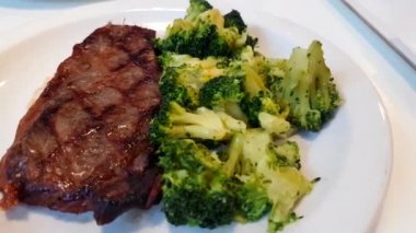 Biftek ve brokoli garnitür