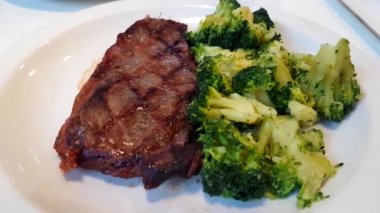 Biftek ve brokoli garnitür