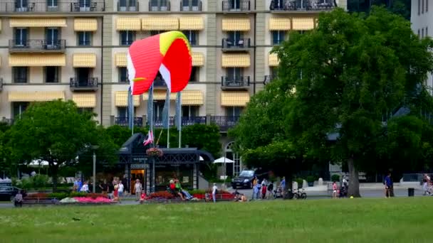 Parapentes Tandem pousam em um parque da cidade — Vídeo de Stock