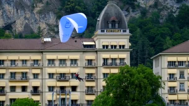 Tandem paragliders land in een stadspark — Stockvideo