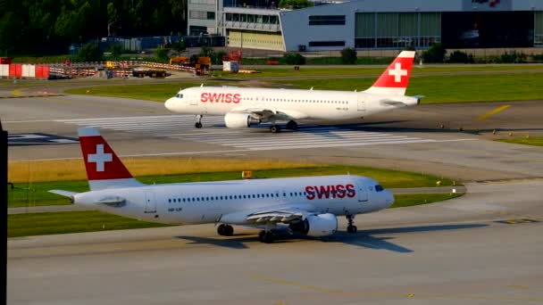 Švýcarské aerolinie letadlo pojíždění k bráně — Stock video