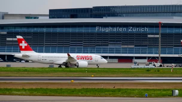 瑞士航空公司飞机滑行到登机口 — 图库视频影像