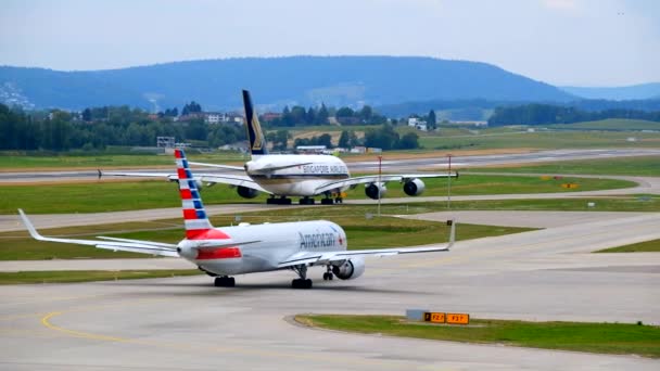 Flugzeug der Swiss Airlines rollt zum Gate — Stockvideo
