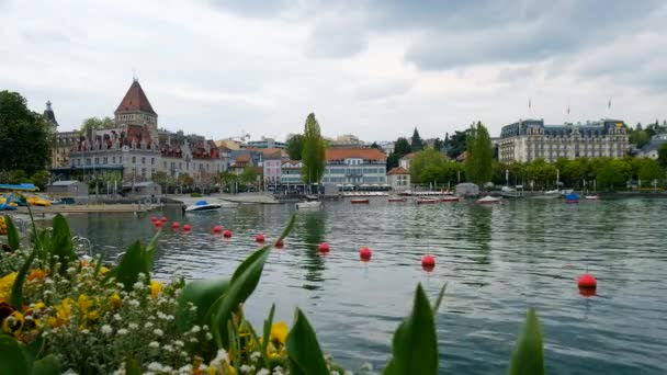Blick vom Ufer des Genfer Sees auf die Stadt Montreux — Stockvideo