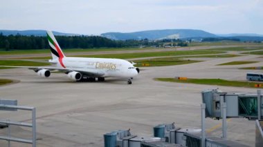 Emirates Hava Yolları uçak kapısı Taksilemek